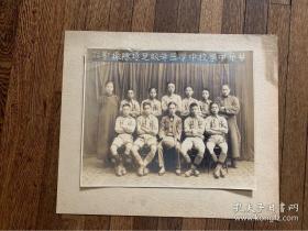 （上海）华华中学校中学三年级足球队合影，18X23CM，1928年，自配民国老框 华华中学 / 1928 / 23 × 18 cm / 黑白