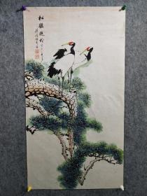 【邓义伦】中国老年书画研究会会员，中国书法研究院艺术委员，四川省书法家协会会员，四川省美协会员，四川省省直机关老年书画协会会员，成都市老协诗书画研究会理事，四川省中山文化艺术研究会国画研究会创作室画师，成都市民健老龄委诗书画顾问花鸟画【松鹤延年】  尺寸101*55厘米