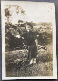 民国时期 公园莲湖边游客椅上的旗袍少女肖像照一枚