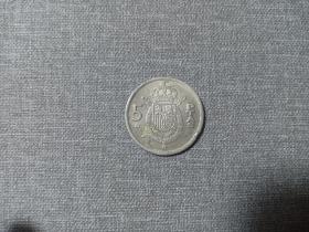 西班牙硬币 5比塞塔 西班牙国王胡安·卡洛斯一世 1975年 第一年铸造 赠钱币保护盒  1947年7月佛朗哥宣布西班牙为君主国，自任终身国家元首。1966年7月立末代国王阿方索十三世之孙胡安·卡洛斯为承继人。1975年11月佛朗哥病死，胡安·卡洛斯一世登基，恢复君主制。