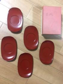 日本回流 橘吉漆器 元宝型朱涂茶托5客。未使用。尺寸：16*9.5cm，中间圆的直径6cm。材质不明。