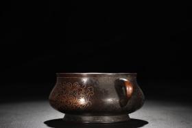 明 精铸铜胎错银丝缠枝莲纹蚰龙耳炉 【规格】高7.8cm 口径13.2cm 腹径15.4cm 耳距20cm 重2.3公斤 【款识】大明宣德年工部臣吴邦佐制 【详述】 炉呈簋式，唇口，微束颈，溜肩，弧腹圆鼓，圈足外撇。腹部两侧置蚰龙耳，饱满圆润而不乏挺直之势。器壁以错银丝技法，精作缠枝莲纹，线条流畅，清新圣洁。此炉铜质精纯，器壁厚薄适中，入手沉甸，包浆醇厚，古意盎然，赏玩皆宜。