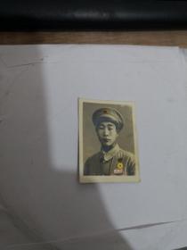 老照片：中国人民解放军  彩色帽徽彩色功勋章。实物图 如图     编号 分1号册