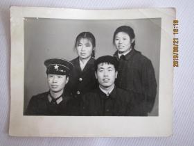 八十年代老照片：兄妹四人合影（其中一位军人）