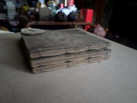 光绪木刻本 鼓词  绣像灯月传  存卷1--3三册    少卷4一册   前附木刻版画10幅  卷1--80多面全，卷2--前少1页后到52页全，卷3---存1--60页  后少1面。老补加封皮 如图