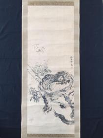 莽莽风云啸乾坤：日本画坛“岸派”鼻祖、画虎大师（岸驹）竹虎图精品一轴：小二极喜（岸驹）画虎。（岸驹）钟情于中国清代画家（沈南蘋），博采众长自成一家，与日本当时几大画派鼎力，成画坛重镇。此图岸式独有半边虎构图，如雍正“过墙龙”般味道。峻节挺拔、繁花惊滟，独啸江湖、碧落琼梦，竹子与山君皆有我自独笑苍风中清骨气节。此图亦为（岸驹）超然隐逸精神世界的独白。