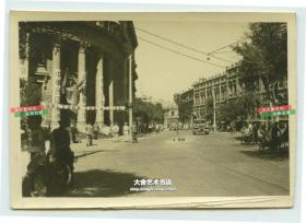 民国1945年天津法国租界中法银行大楼（现在天津市和平区解放北路总工会办公大楼），大楼上大幅标语：庆祝抗战胜利，中华民国万岁，欢迎盟军等中外文标语。