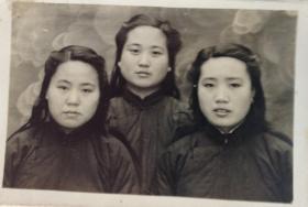 50年代初穿老式服装三姐妹像片