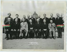 1945年10月二战日本投降后第一任内阁政府官员全体合影老照片，有总理，司法部长，海军部长，外交部长等，21.5X16.4厘米