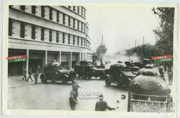 1937年淞沪抗战时期，上海虹口四川北路2121号, 日本海军陆战队司令部建筑大楼前的日本坦克车老照片 27.9X17.9厘米
