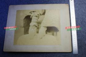 清代中国妇女的小脚三寸金莲特写大幅蛋白照片，光脚和穿袜后的对比，照片尺寸为25X20.6厘米，粘贴在35.3X28厘米的硬纸卡上