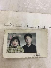 年轻夫妻合影彩照