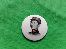 毛像军装八角帽瓷章一枚