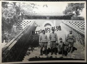 【史料照片】民国日军侵华时北京北海永安寺正觉殿前日兵留影，牌额上“正觉殿”字迹清晰。老照片内容少见，颇为难得