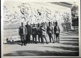 【史料照片】民国日军侵华时北京北海九龙壁前一男子与日兵留影，左侧日兵挂一相机。老照片内容少见，颇为难得