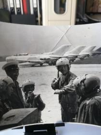解放军画报刊登照片壮志凌云在我心，照片有折。后面有B1259战 斗 机