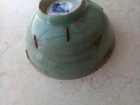 清代豆青瓷碗有锯釘。直径13.5厘米。