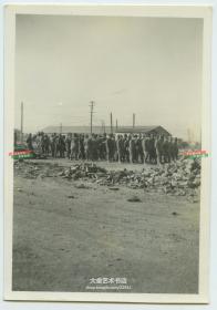 1945年日本投降后，在天津地区的日本战俘劳动清理火灾后废墟老照片