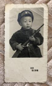早期 儿童穿着军装举枪特色老照片一枚