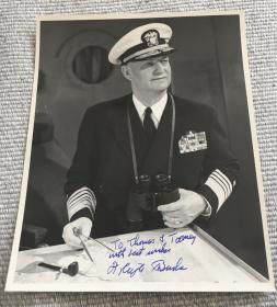 阿利·艾伯特·伯克（Arleigh Albert Burke)，第二次世界大战美国的23驱逐舰队司令，昵称31节伯克
二战后阿利·艾伯特·伯克历任三届海军部长，主导建成全核舰队，海军上将军衔，美国海军阿利·伯克级驱逐舰就是以他命名，以一位在世名人命名军舰，在美国海军史上还是第一次。
亲笔签名大幅照片（25Ｃｍ*21Ｃｍ）  照片左侧 有轻微软折痕。 九品