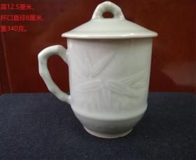 时期青瓷浅刻竹图和乳钉纹带盖茶杯