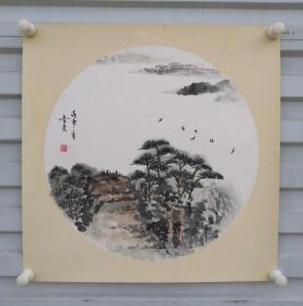 李贵：字墨生，1963年生于黑龙江省鹤岗市。职业画家，徐悲鸿再传弟子，中国花鸟研究会理事，黑龙江美协会员，黑龙江书协会员，北京大家艺术馆馆长，师从龙瑞，霍春阳，崔如琢等。卡纸团面，直径42cm，约1平尺多。