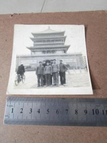 早期老照片相片：西安钟楼合影
