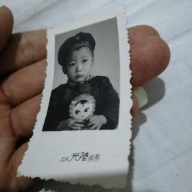 老照片 新中国儿童海军手拿福娃