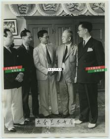 民国1934年国民革命军陆军上将，著名的抗日名将，广东韶关始兴县，客家人，军事家，抗日战争时期曾任第四战区司令，张发奎将军访问美国纽约时，在当地华人所办欢迎仪式上所摄合影照片。22.8X17.9厘米 B