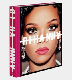 蕾哈娜 英文原版 Rihanna 全新珍藏摄影集 蕾哈娜写真自传 经典版 流行天后 1050张照片 双面可移动海报 9本别册