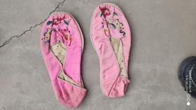 鞋帽类；老绣花鞋一双粉红色布底有花