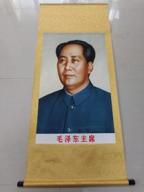 字画一幅 作品《毛泽东主席》，
材质:宣纸
装裱尺寸：70*166cm
画芯尺寸：60*102cm
手工测量略有误差