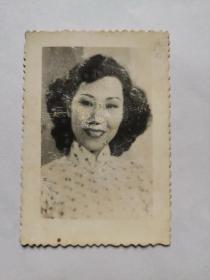 民国美女，黄曼梨，小照片一张（Mary Wong，1913年-1998年4月8日），原名黄文素，曾名黄曼丽，生于香港，广东中山人。香港著名粤语电影、电视演员，电影、电视作品无数，经常在电影里演恶家姑的角色。但在早期也演过不少贤妻良母、小家碧玉和大家闺秀的角色。其精湛演技及深厚的修养内涵，赢得“悲剧影后”美誉。
