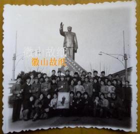 **老照片：浙江省革命委员会——春节慰问中国人民解放军——“慰问团”毛主席塑像前合影