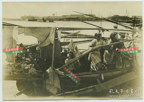 清末民国早期上海黄浦江上讨生活的人家，两名妇女摇橹。全家人就这样生活在船上，船上就是他们的全部家当。看背景应该是浦东一带。强烈泛银。尺寸为16.7X11.8cm。