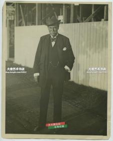 民国1922年9月28日赴现场观摩马球比赛的立顿爵士肖像老照片。英国人，1898年成立顿公司并成为创始人。同年他被封爵士，1902年被封为男爵。传奇一生的人物。是茶叶大亨，也是航海高手。