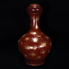 清乾隆木纹釉金彩百蝶纹蒜头瓶，31.5×19，