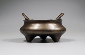 清·「永存珍玩」凤耳炉
描述：高8.7cm两耳距离13cm，重：978克（全品，其一足底有一铸坑，其余完好）
桥耳之炉，本为《授业》·《八卷谱》中，授国子监。多有大器，置于殿堂，诸如「乾隆帝赏古图」。后来文人，仿作小器，亦颇为精美。此炉观其皮壳温润柔和，呈蟹色。淡雅古朴，炉身比例协调，藏经纸色，包浆莹润，美如山花烂漫，尽显贵气。
炉底「永存珍玩」