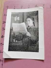 老照片：学习（一位梳辫女青年在看报、尺寸：5x6.6cm）见书影及描述