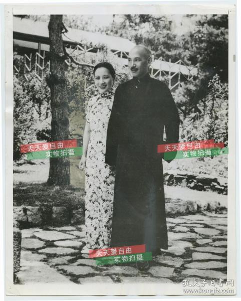 1940年国民政府军事委员会委员长蒋介石宋美龄伉俪花园中合影老照片，22.8X18厘米