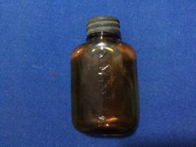 民国玻璃药丸瓶，底部一个才字(6.2x4.0x2.2）c m