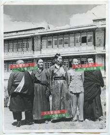 1956年西藏自治区领导委员会五人小组在拉萨自治区管理大楼前合影，照片尺寸为25.2×20.5cm。