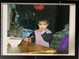 83 照片 摄影家艺术纪实类参展照片 大尺寸 小孩子吃饭 我想吃一口