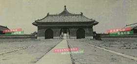 民国大修中的北京天坛祈年殿和广场老照片两张，尺寸均为11.2X6.8厘米，泛银