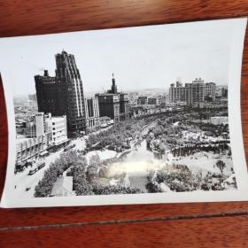 1954年国庆五周年，上海第一师范大学图书馆珍藏老照片。（中国的第一大城市，上海外滩鸟瞰）