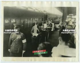 1933年日本驻中国关东军司令官并兼任驻满洲国特命全权大使的武藤信义在长春病亡，其灵位军刀制服等抵达东京火车站老照片，武藤信义在华期间，掌握满洲的军事、行政、外交，被日本人誉为所谓的满洲"守护神"。22.9X17.8厘米