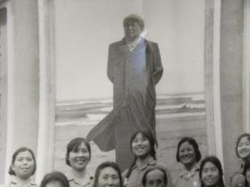 时期一群戴毛主席像章的妇女在巨型毛主席像前合影老照片一张，略有点折痕，包快递发货.