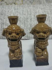 老黄釉狮子蜡台一对，形神兼备，栩栩如生。
