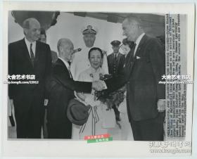 1961年陈诚将军和妻子谭延闿之女谭祥出访，美联社新闻传真照片一张