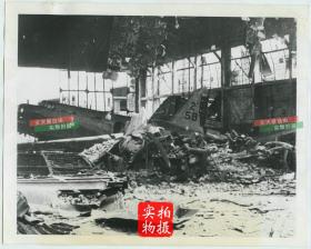 1941年12月7日日本偷袭美国太平洋海军舰队珍珠港老照片，美军停留在机库中尚未来得及起飞的飞机被完全摧毁老照片